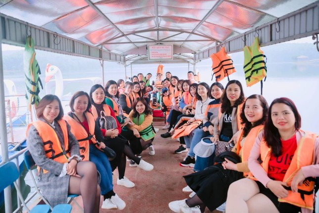 Trải nghiệmdu thuyền trên đập nước.