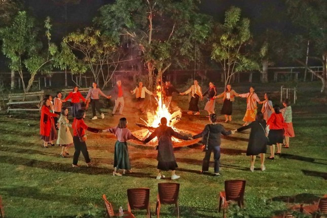 Quây quần bên đốm lửa trại.