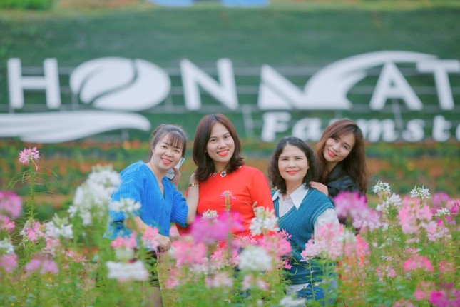 Check-in giữa vườn hoa ngát hương sắc. Một không gian nên thơ và hữu tình.