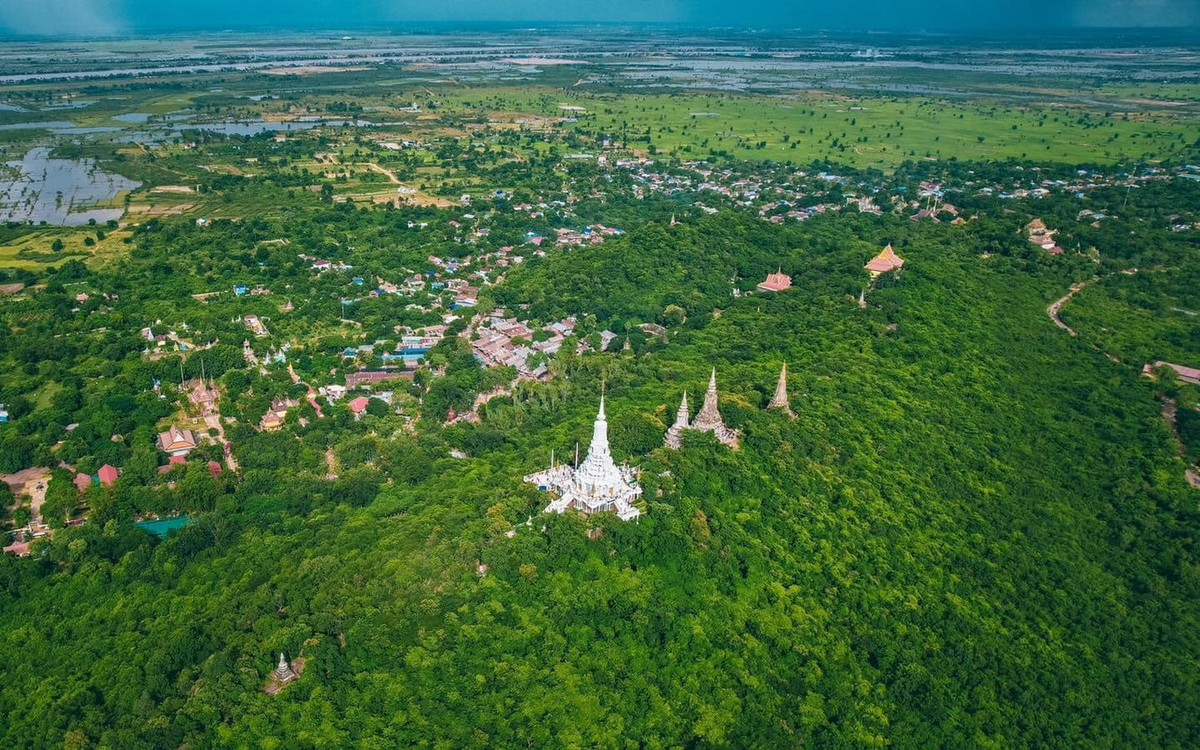 Ngày nay, những gì còn lại của cố đô Oudong là một khu vực rộng lớn gồm hàng chục công trình khác nhau, nhiều trong số đó không còn nguyên vẹn. Ảnh: Oudong Mountain.