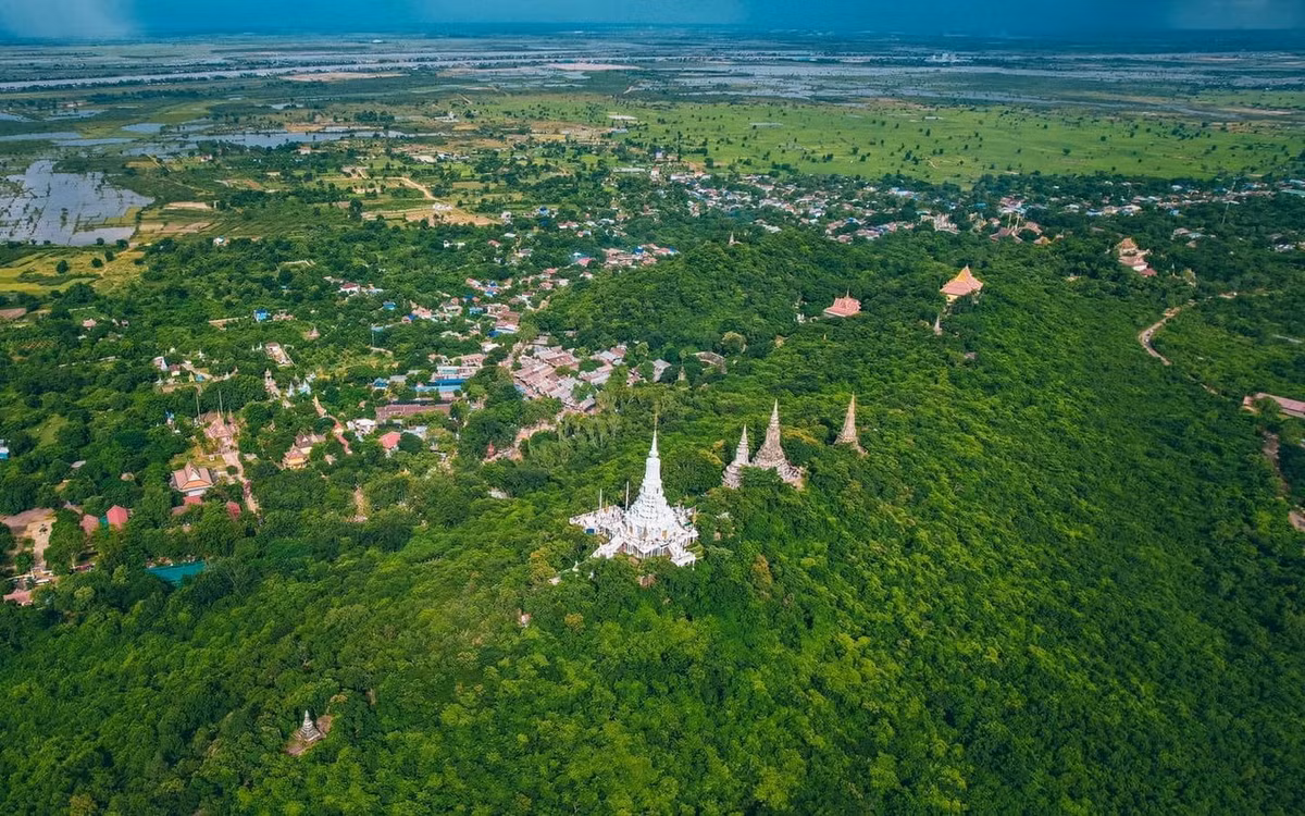 Ngày nay, những gì còn lại của cố đô Oudong là một khu vực rộng lớn gồm hàng chục công trình khác nhau, nhiều trong số đó không còn nguyên vẹn. Ảnh: Oudong Mountain.