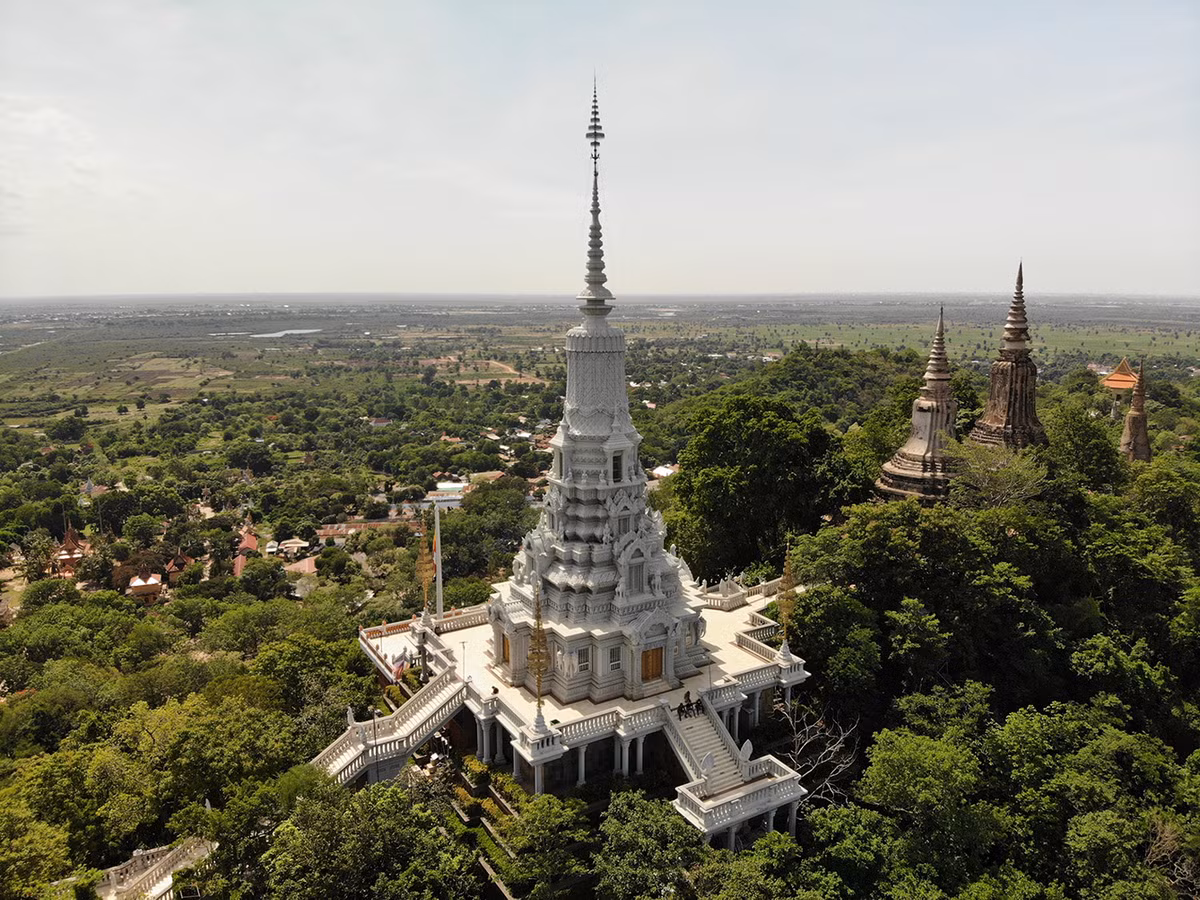 Hiện chính quyền Campuchia đang thúc đẩy việc trùng tu cố đô Oudong bằng phương pháp thủ công truyền thống của người Khmer. Ảnh: Tim Ha.