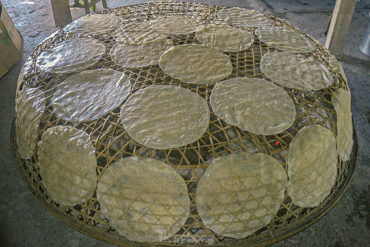 Đặc biệt, những chiếc bánh vừa ra lò sẽ không phơi nắng mà sẽ được phơi trên lửa than giúp bánh ngon, không bị mốc và giữ được lâu hơn.