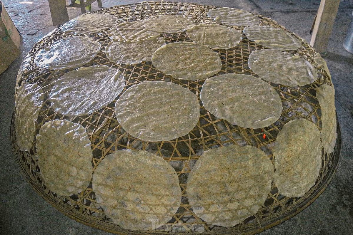 Đặc biệt, những chiếc bánh vừa ra lò sẽ không phơi nắng mà sẽ được phơi trên lửa than giúp bánh ngon, không bị mốc và giữ được lâu hơn.