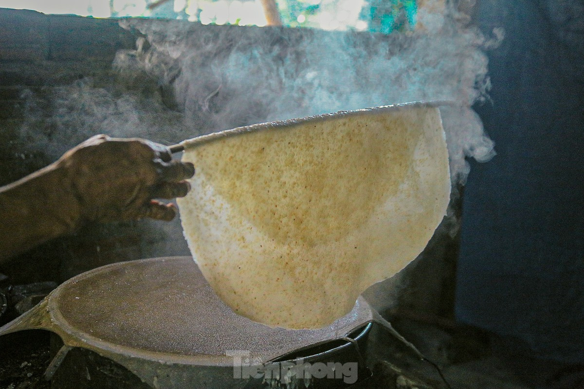 Là làng nghề truyền thống với tuổi đời hơn 500 năm,làng nghề bánh trángTúy Loan đã được người dân bảo tồn và duy trì theo hình thức “cha truyền con nối”. Cho đến nay, còn hơn chục hộ dân vẫn giữ gìn truyền thống và mưu sinh bằng nghề làm bánh tráng hoàn toàn thủ công này.