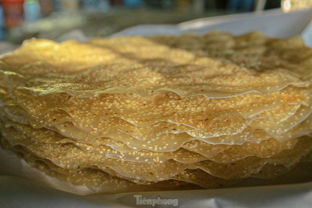 Bánh tráng sau khi hoàn thiện sẽ có mùi thơm của tỏi, gừng và vị ngọt nhẹ của đường.