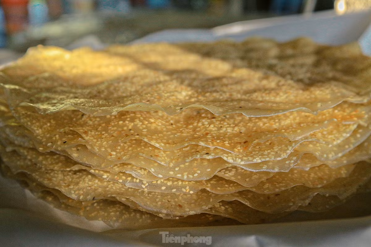 Bánh tráng sau khi hoàn thiện sẽ có mùi thơm của tỏi, gừng và vị ngọt nhẹ của đường.