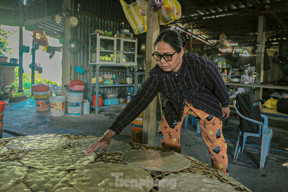 “Nghề làm bánh tráng rất vất vả, phải dậy từ 1h sáng chuẩn bị cho các công đoạn. Những tháng trong năm chỉ làm với số lượng vừa phải, nhưng từ tháng 11 trở đi thì phải đỏ lửa xuyên ngày đêm mới đủ đơn hàng giao khách. Chúng tôi đang làm cho những đơn hàng đã đặt từ tháng trước chứ bây giờ cũng không dám nhận thêm vì đã cận Tết”, bà Phạm Thị Hưởng (54 tuổi, trú thôn Túy Loan Tây 1) chia sẻ.