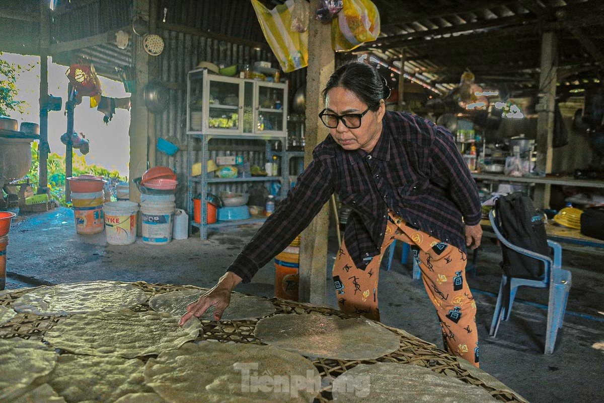 “Nghề làm bánh tráng rất vất vả, phải dậy từ 1h sáng chuẩn bị cho các công đoạn. Những tháng trong năm chỉ làm với số lượng vừa phải, nhưng từ tháng 11 trở đi thì phải đỏ lửa xuyên ngày đêm mới đủ đơn hàng giao khách. Chúng tôi đang làm cho những đơn hàng đã đặt từ tháng trước chứ bây giờ cũng không dám nhận thêm vì đã cận Tết”, bà Phạm Thị Hưởng (54 tuổi, trú thôn Túy Loan Tây 1) chia sẻ.