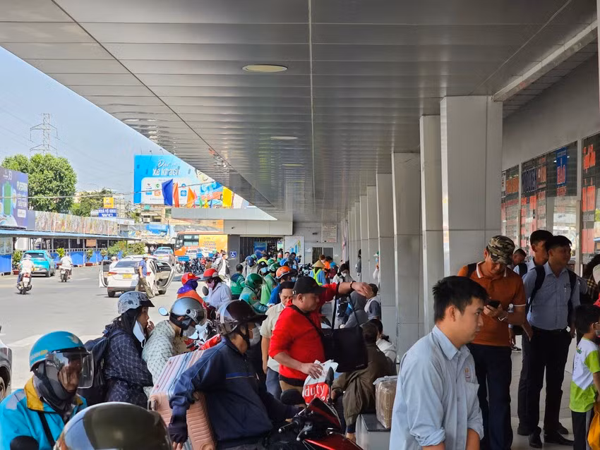 Nguoi dan cac tinh mien Tay bat dau ve que an Tet-Hinh-6