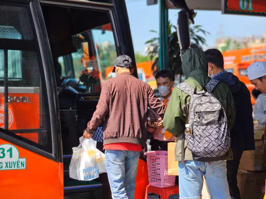 Nguoi dan cac tinh mien Tay bat dau ve que an Tet-Hinh-3