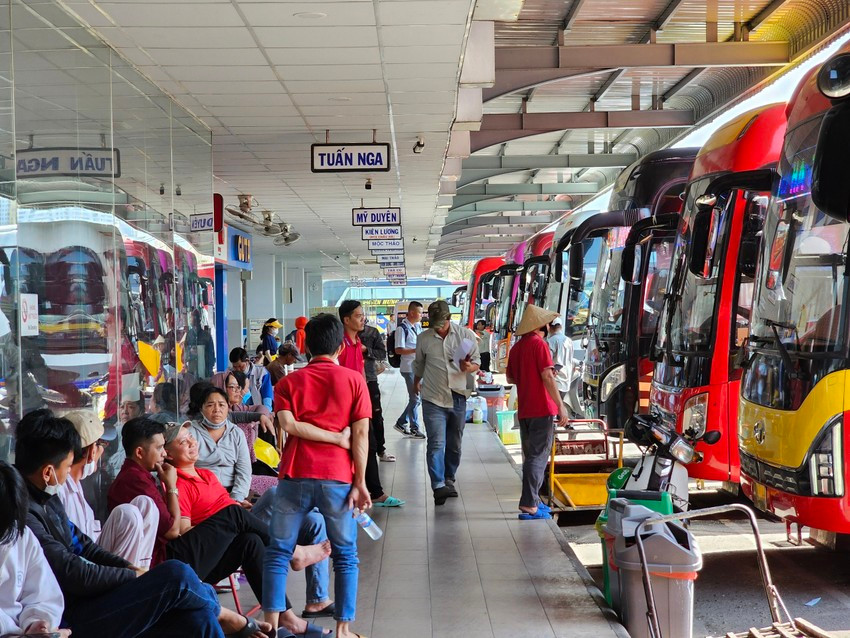 Nguoi dan cac tinh mien Tay bat dau ve que an Tet