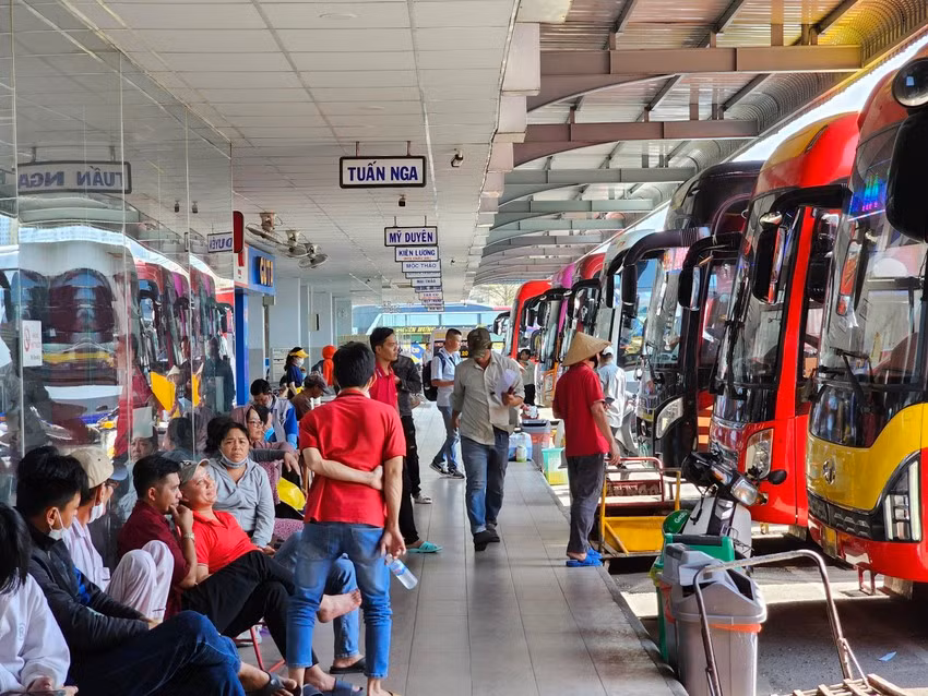 Nguoi dan cac tinh mien Tay bat dau ve que an Tet