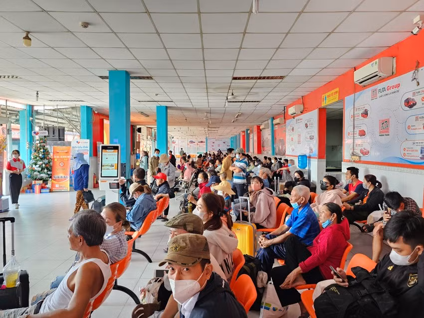 Nguoi dan cac tinh mien Tay bat dau ve que an Tet-Hinh-2