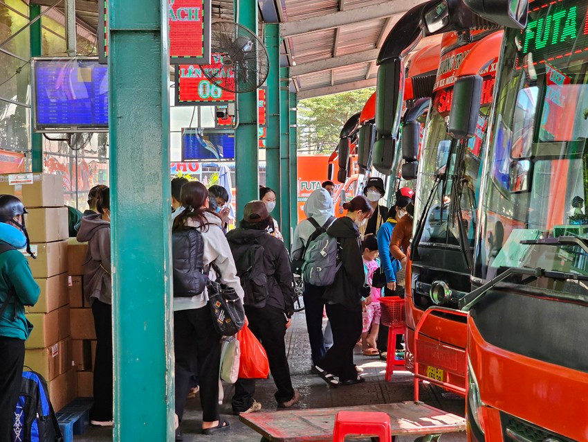 Nguoi dan cac tinh mien Tay bat dau ve que an Tet-Hinh-7