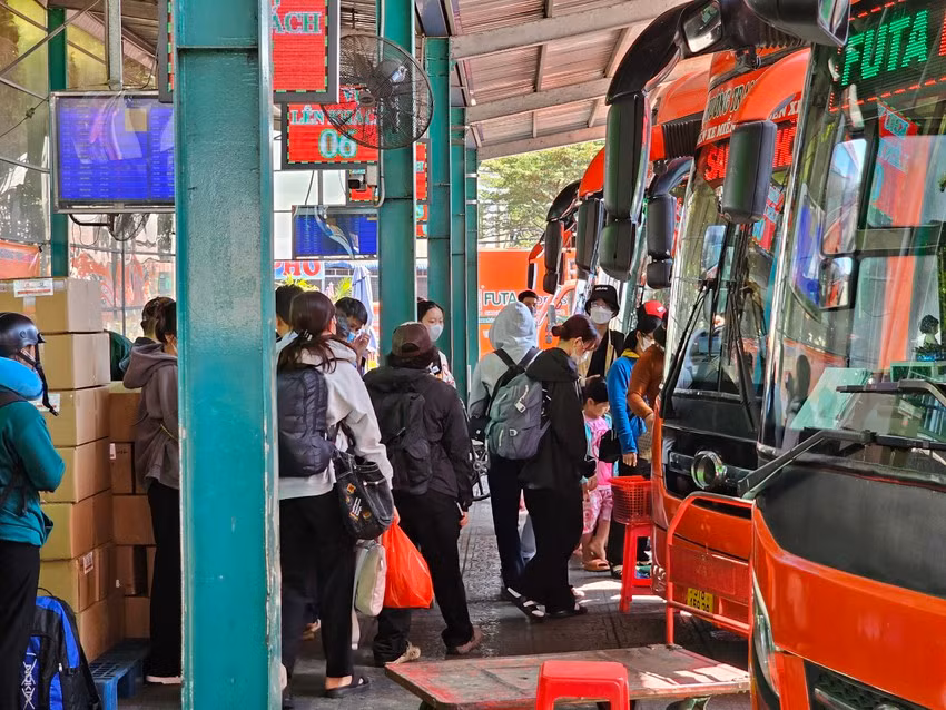 Nguoi dan cac tinh mien Tay bat dau ve que an Tet-Hinh-7