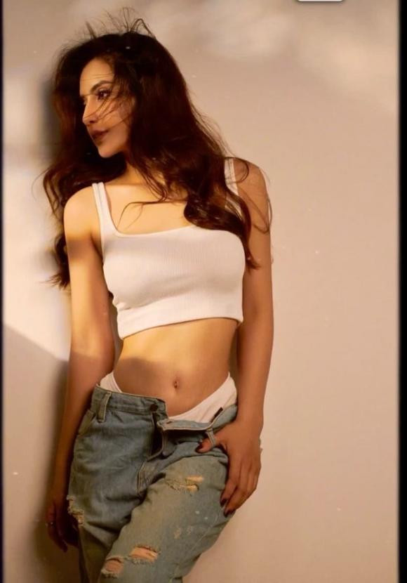 Hau chia tay, Thien An thay doi phong cach, tu tin khoe vet ran bung