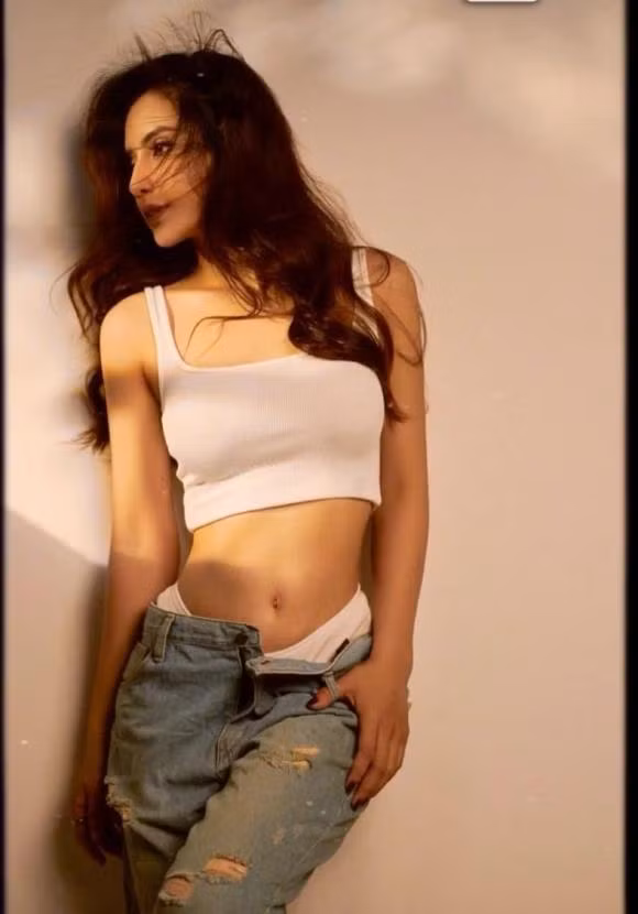 Hau chia tay, Thien An thay doi phong cach, tu tin khoe vet ran bung