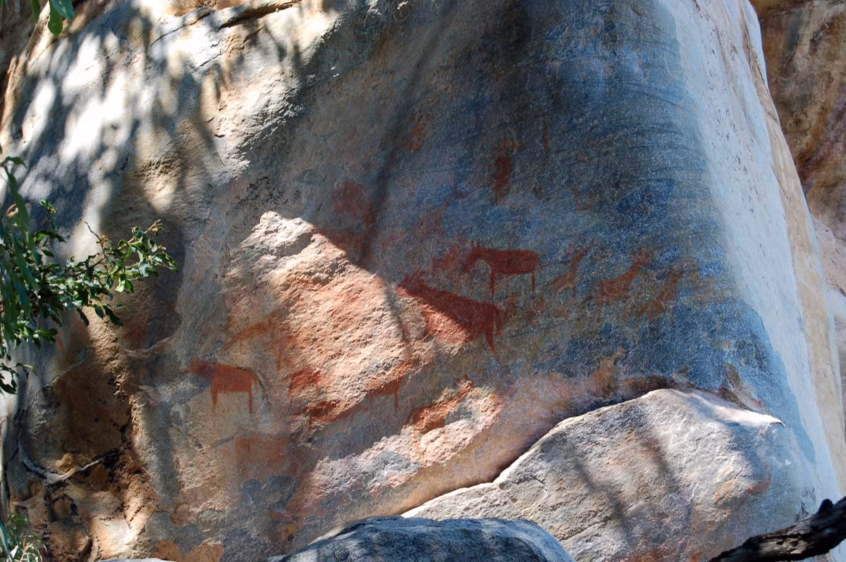 Địa điểm hẻo lánh này được cả thế giới biết đến nhờ sự hiện diện của hơn 4.500 bức tranh vẽ trên đá cổ xưa, được các nhà khảo cổ phát hiện lần đầu tiên vào năm 1958. Ảnh: Taste Of Southern Africa.