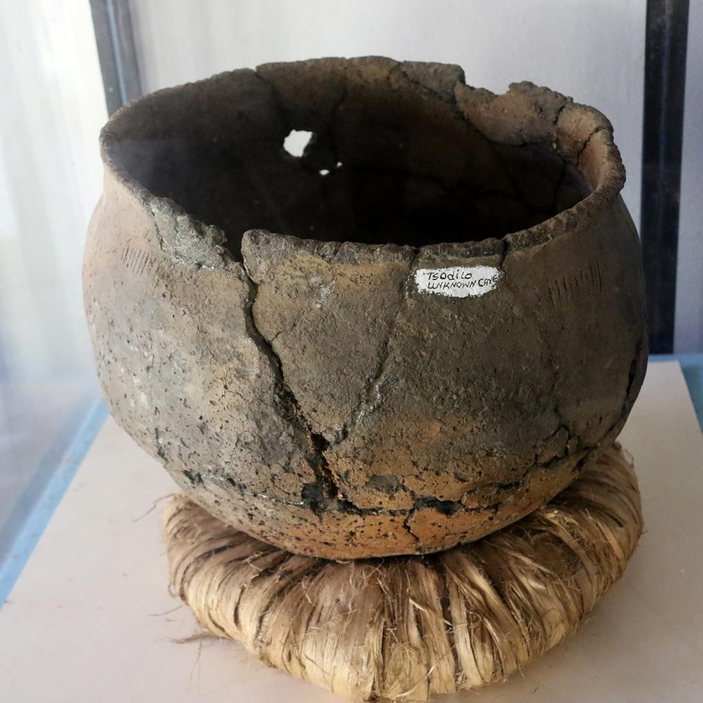 Các hiện vật khai quật ở Tsodilo cho thấy, những hoạt động thờ cúng đã diễn ra suốt từ thời kỳ đồ đá cho đến tận thế kỷ 19. Ảnh: Exploring Africa.