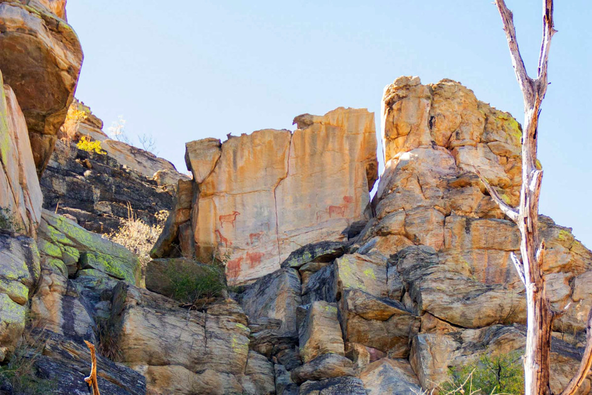 Theo các nhà khoa học, những cư dân sinh sống trong khu vực này đã dùng các ngọn đồi làm địa điểm để tổ chức nghi lễ. Ảnh: Explore Maun.
