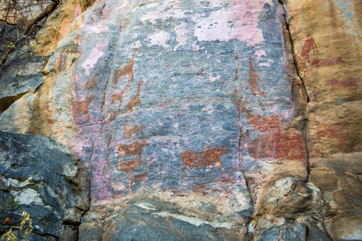 Các hình vẽ ở đây có niên đại không giống nhau. Những tác phẩm lâu đời nhất có từ 24.000 năm trước, song cũng có những tác phẩm chỉ khoảng gần 200 tuổi. Ảnh: Desert &amp; Delta Safaris.