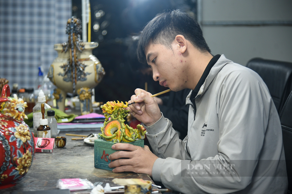 Mỗi sản phẩm rồng sẽ được vẽ hoàn thiện trong khoảng 2 tiếng rưỡi. Mỗi ngày một thợ thủ công có thể hoàn thiện được 5-6 sản phẩm.