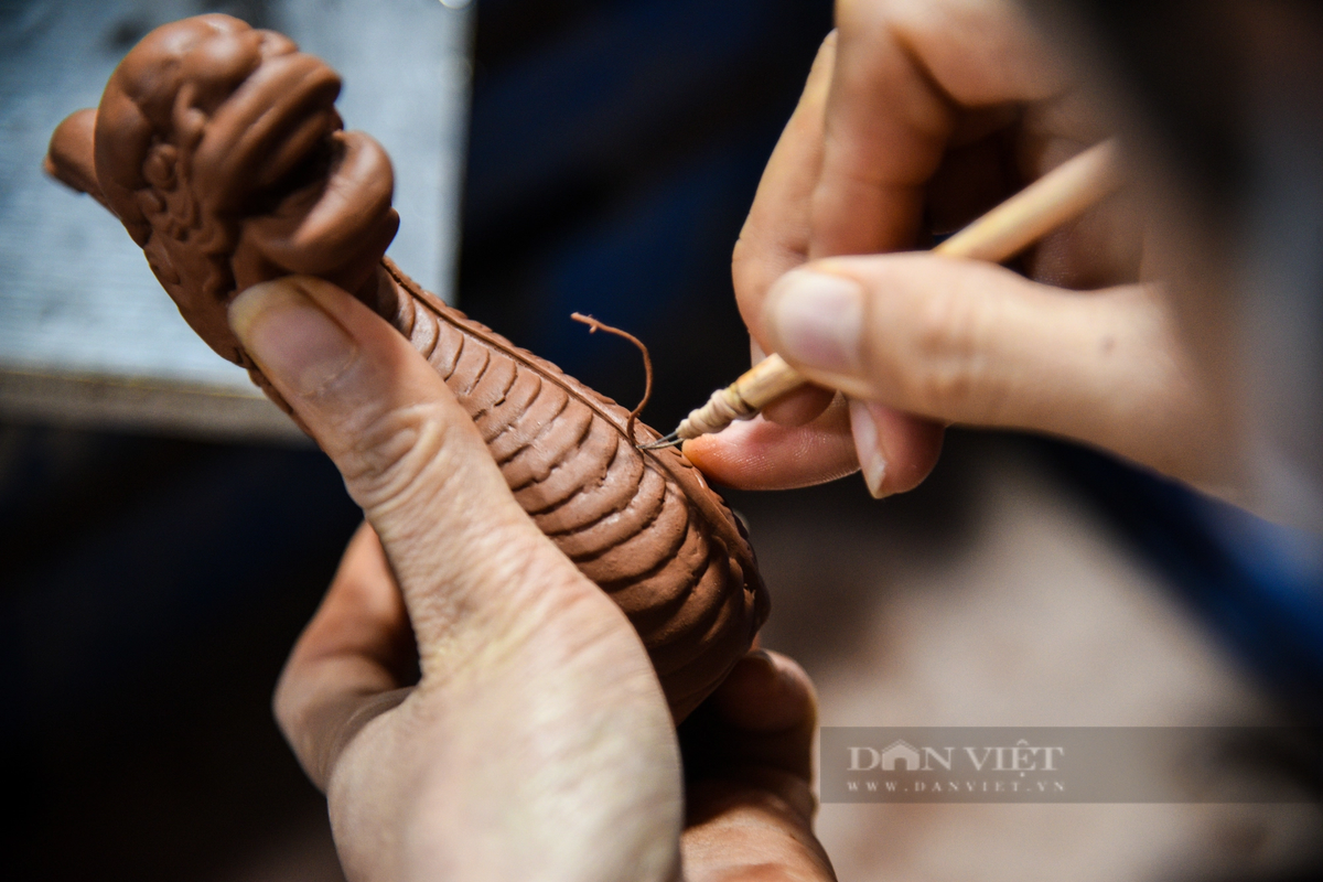 Theo ông Khoa, tạo hình từ đất sét là công đoạn khá quan trọng, làm sao để tạo sản phẩm có hình dáng đúng theo mẫu, rồng mang yếu tố Việt Nam chứ không nhầm lẫn sang nước khác.