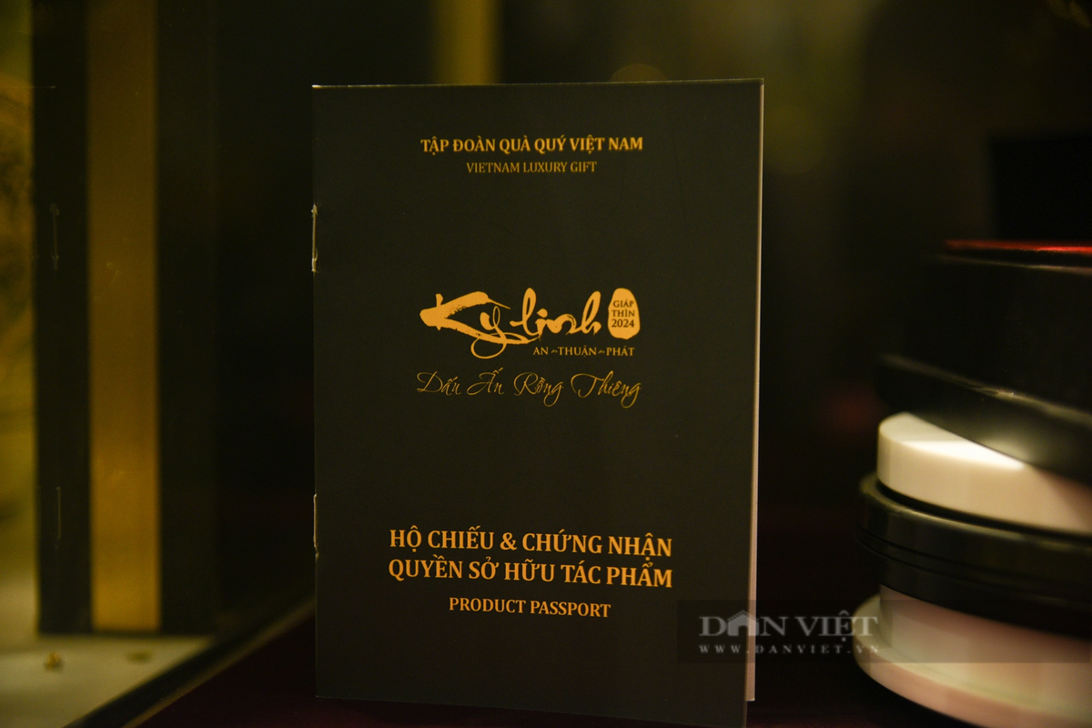 Mỗi sản phẩm bán ra điều có giấy chứng nhận quyền sở hữu tác phẩm.