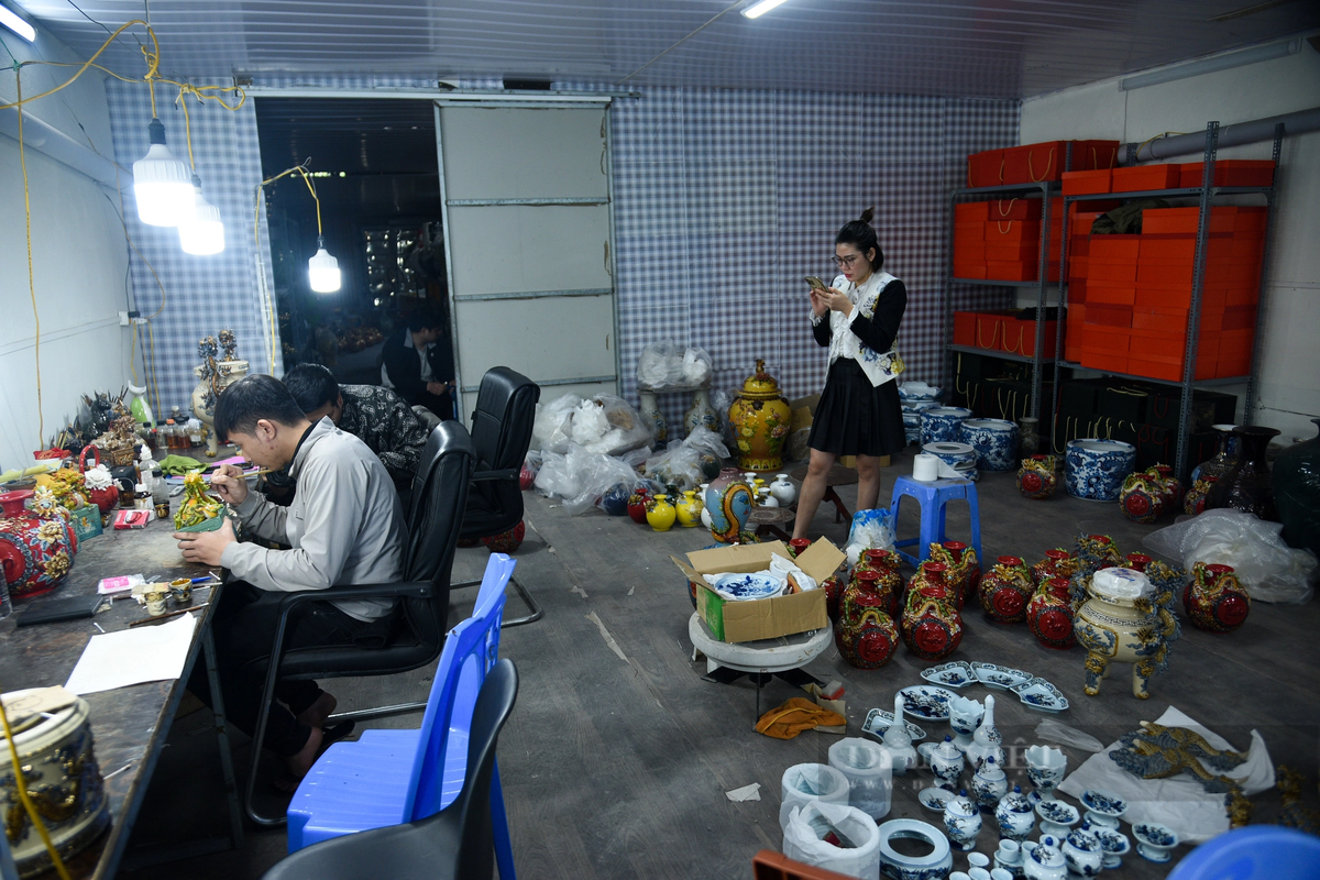 Sau khi được hoàn thiện cơ bản và được tráng men, sản phẩm "phôi" sẽ được nung trong khoảng 5 ngày trước khi được đem đi vẽ vàng.