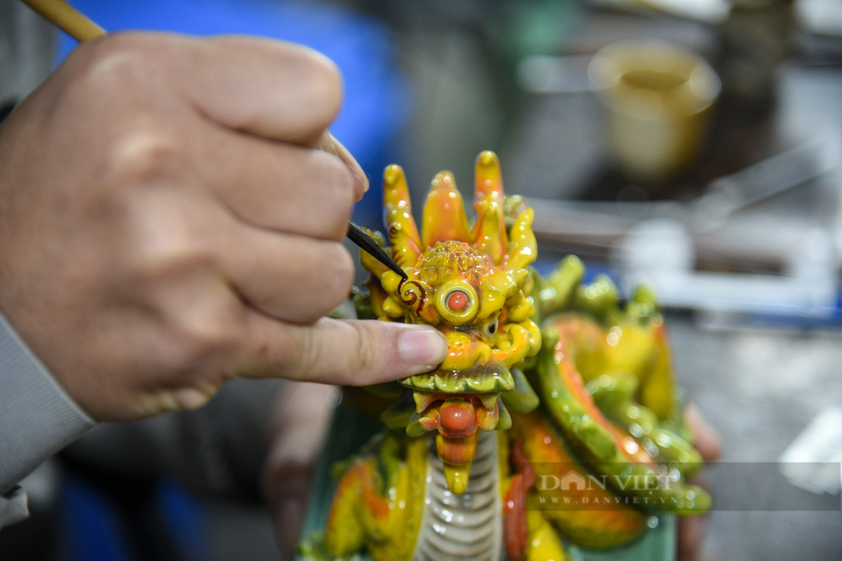 Đây là công đoạn đòi hỏi sự tỉ mỉ và khéo tay của người thợ. Người thợ sẽ dùng dung dịch vẽ vàng 24K để trang trí cho sản phẩm sau đó sẽ được mang đi nung lần 2 ở nhiệt độ phù hợp trong khoảng 6-8 tiếng để tạo nên lớp mạ vàng sang trọng.