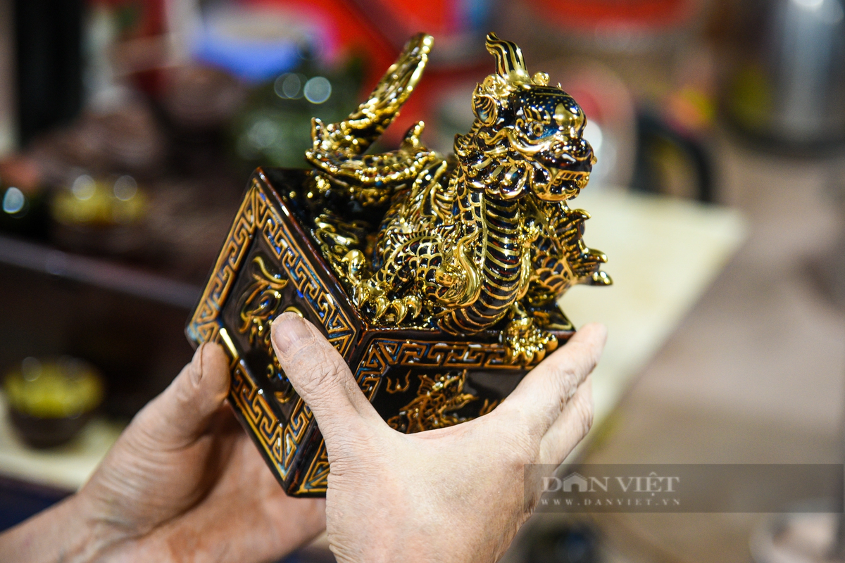 Ông Nguyễn Văn Lực, đơn vị lên ý tưởng và đặt hàng các nghệ nhân thực hiện sản phẩm kỳ linh Giáp Thìn chia sẻ: "Bộ sưu tập mang tên "Dấu ấn rồng thiêng" mang ý nghĩa như một dấu mốc đánh dấu cho một thời kỳ mới, bước sang một giai đoạn thịnh vượng mới. mỗi sản phẩm đến tay người tiêu dùng được trải qua 99 ngày từ những nét vẽ thiết kế đầu tiên cho tới khi hoàn thiện sản phẩm, 24 công đoạn chế tác cầu kỳ, tinh xảo".