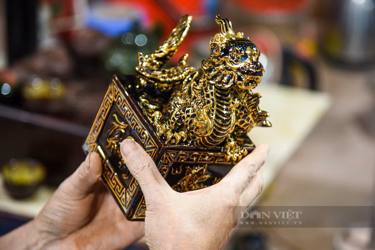 Ông Nguyễn Văn Lực, đơn vị lên ý tưởng và đặt hàng các nghệ nhân thực hiện sản phẩm kỳ linh Giáp Thìn chia sẻ: "Bộ sưu tập mang tên "Dấu ấn rồng thiêng" mang ý nghĩa như một dấu mốc đánh dấu cho một thời kỳ mới, bước sang một giai đoạn thịnh vượng mới. mỗi sản phẩm đến tay người tiêu dùng được trải qua 99 ngày từ những nét vẽ thiết kế đầu tiên cho tới khi hoàn thiện sản phẩm, 24 công đoạn chế tác cầu kỳ, tinh xảo".