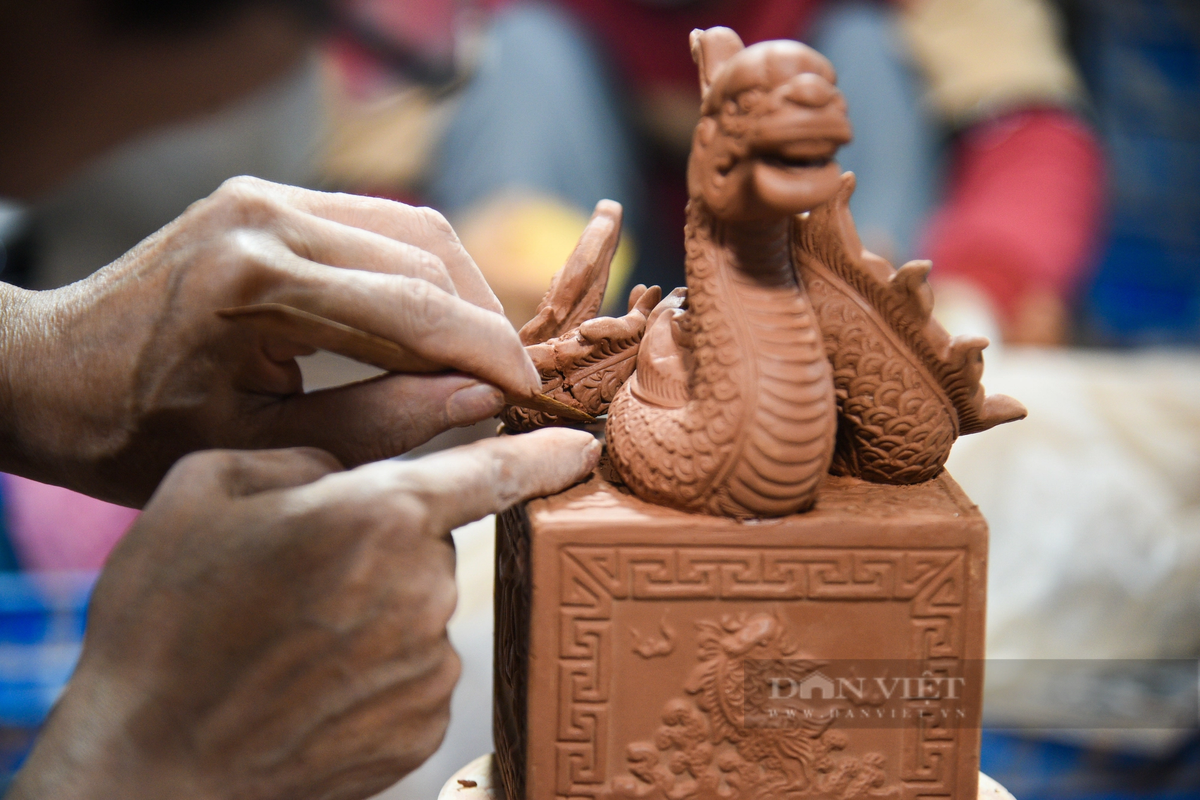 Để đảm bảo đủ đơn đặt hàng sản phẩm phục vụ Tết Giáp Thìn 2024, các thợ tại đây nhiều thời điểm phải làm tăng ca từ sáng tới đêm.