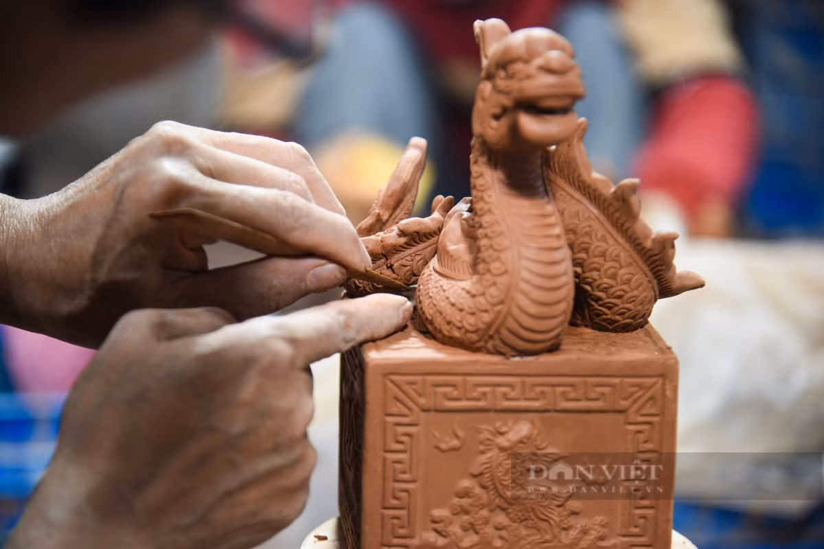 Để đảm bảo đủ đơn đặt hàng sản phẩm phục vụ Tết Giáp Thìn 2024, các thợ tại đây nhiều thời điểm phải làm tăng ca từ sáng tới đêm.