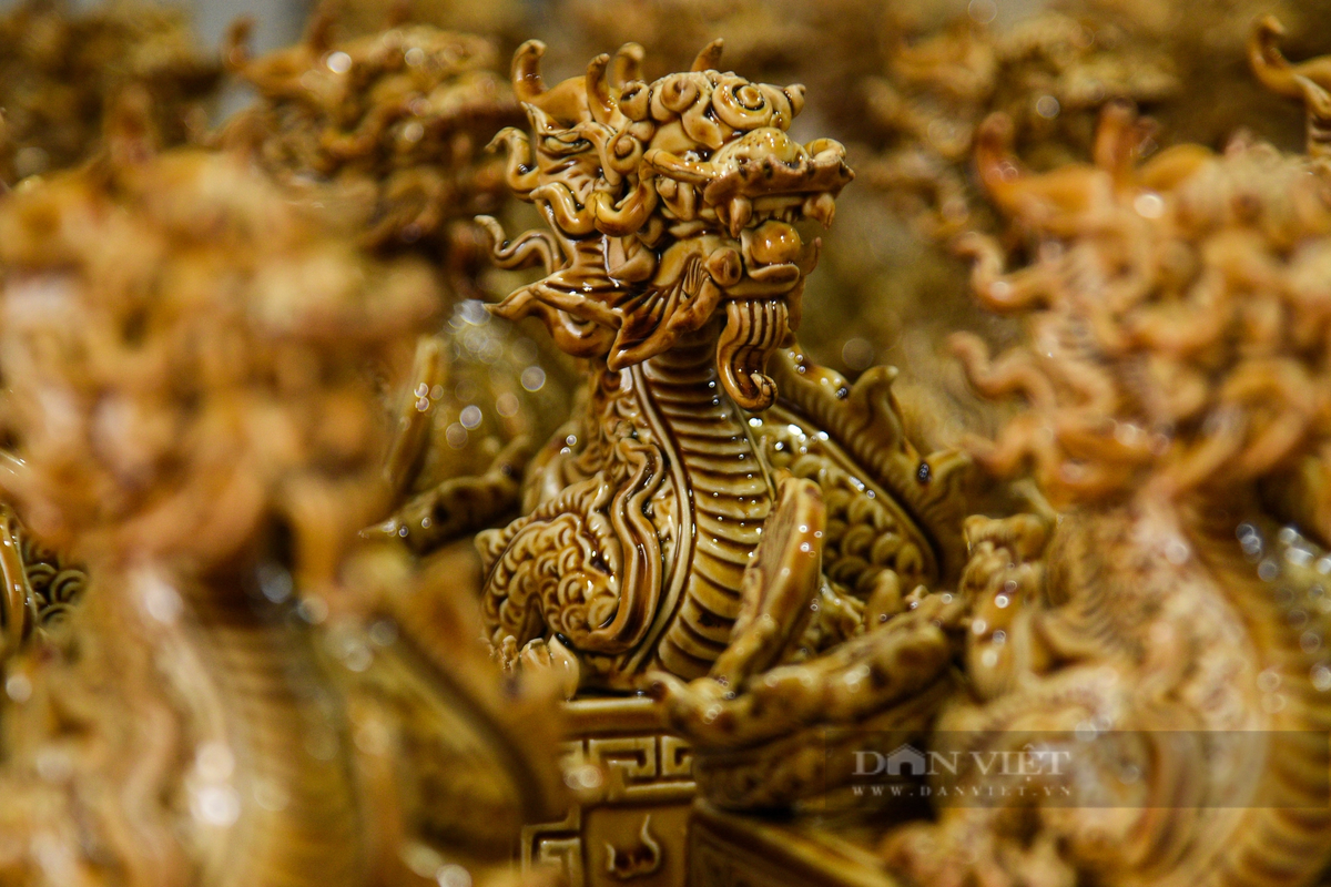 Đặc biệt, hình tượng Rồng phía trên chiếc ấn được tạo hình dựa trên các đường nét bí ẩn Rồng thời Lê đang được ngự tại Điện Kính Thiên ở Hoàng thành Thăng Long.