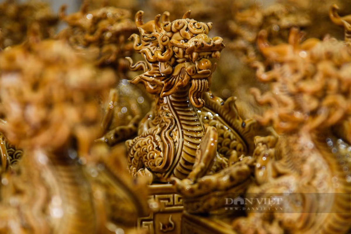 Đặc biệt, hình tượng Rồng phía trên chiếc ấn được tạo hình dựa trên các đường nét bí ẩn Rồng thời Lê đang được ngự tại Điện Kính Thiên ở Hoàng thành Thăng Long.