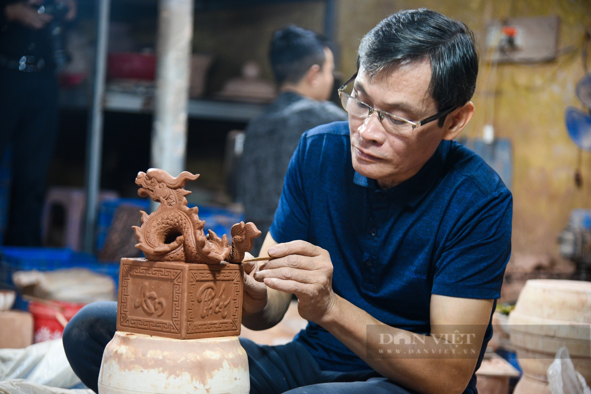Ông Phạm Việt Khoa sinh ra và lớn lên tại Bát Tràng, tính tới nay đã có gần 40 năm gắn bó với nghề làm gốm sứ đang tất bật hoàn thiện những sản phẩm có biểu tượng linh vật Rồng theo đơn hàng của một cơ sở kinh doanh. "Năm nay, sản phẩm chính mà xưởng làm là chiếc ấn Rồng này. Rồng tượng trưng cho sự uy nghi, thịnh vượng và may mắn. Sản phẩm được cách điệu theo hình mẫu Hoàng đế chi bảo từ thời Vua Minh Mạng", ông Khoa vừa làm vừa giải thích.