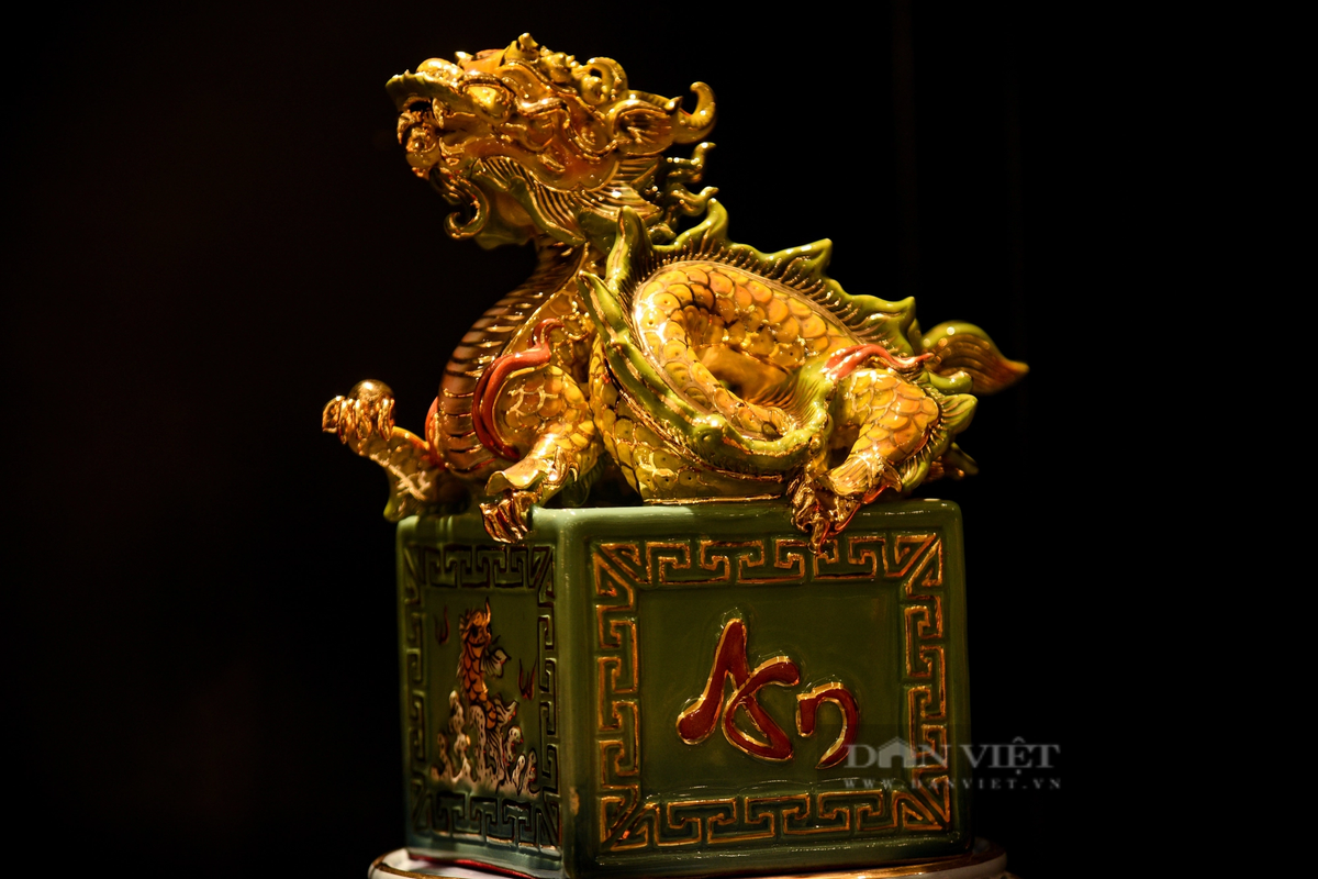 Sản phẩm vẽ hoàn thiện đạt được độ sáng đều của vàng, không có vết cháy, các nét vẽ phải liền mạch, không ngắt quãng. Trên 3 mặt sản phẩm có 3 chữ An - Thuận - Phát, mặt còn lại được điêu khắc cảnh cá chép hóa rồng thể hiện sự lột xác, vượt trội, chuyển sang một giai đoạn mới.