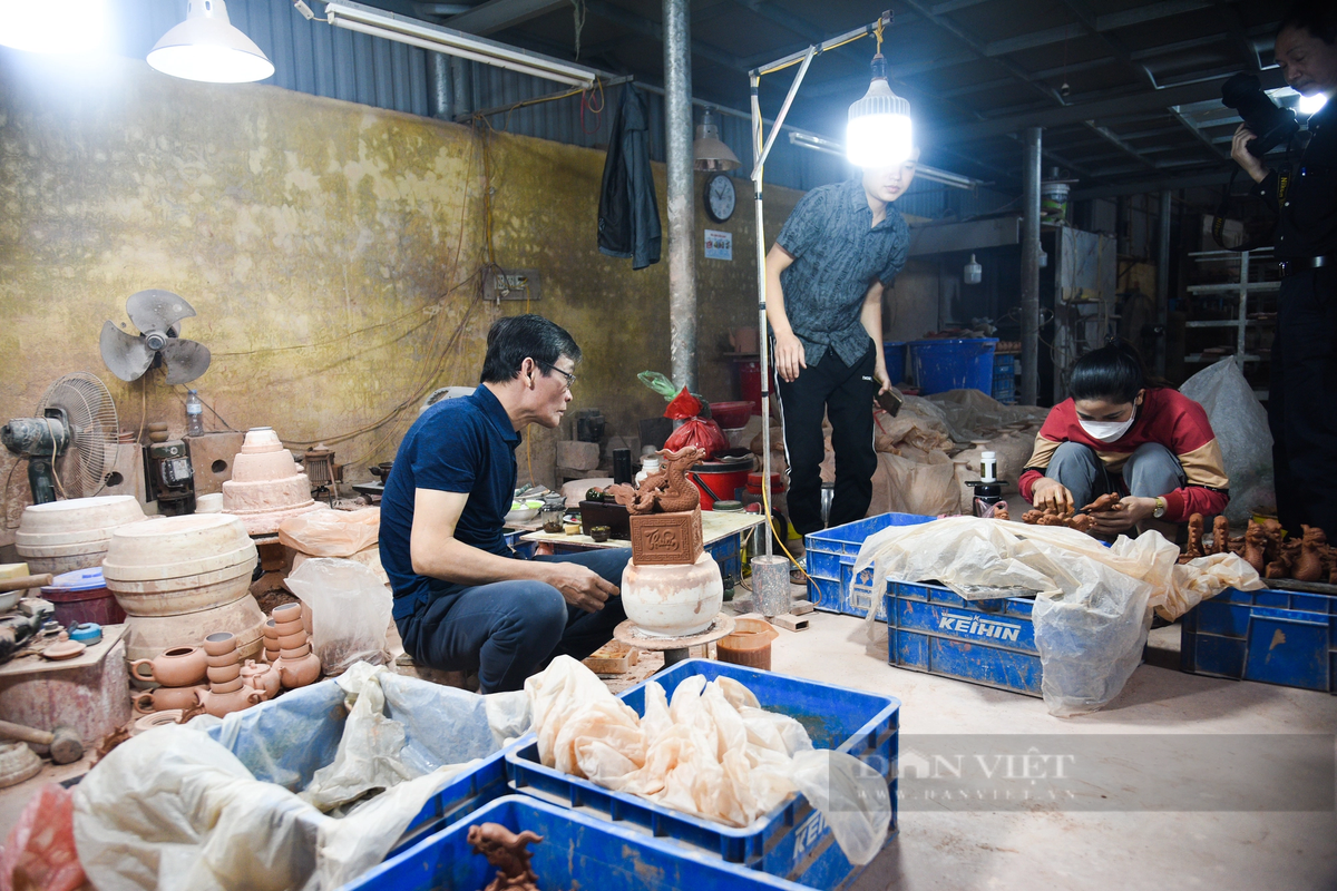 Theo ghi nhận của PV Dân Việt, tại một xưởng gốm nằm trong làng Bát Tràng (Gia Lâm, Hà Nội) những ngày này đang trở nên tất bật hơn thường lệ. Các nghệ nhân vội vã hoàn thiện những sản phẩm phục vụ cho Tết Giáp Thìn sắp tới.