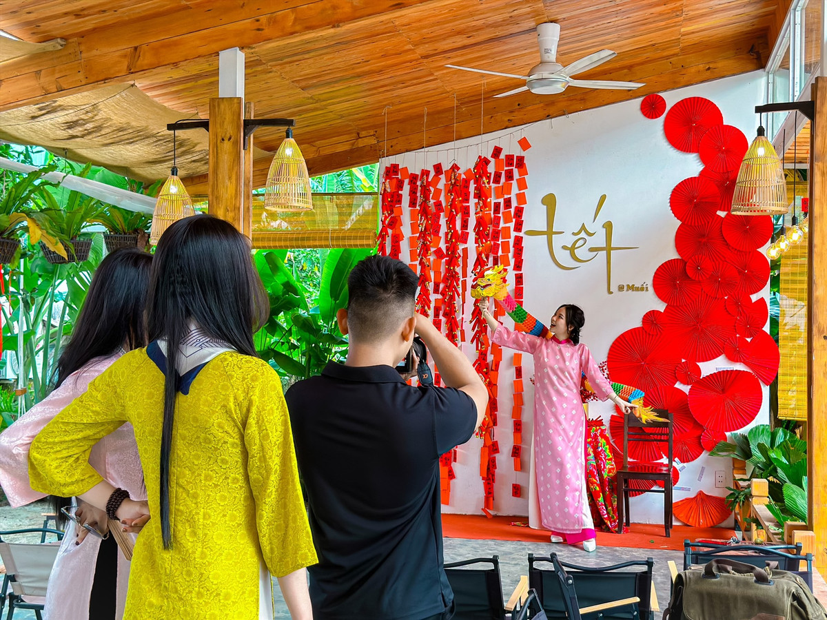 Gioi tre thich thu voi tip chup anh Tet xua voi ao dai-Hinh-5