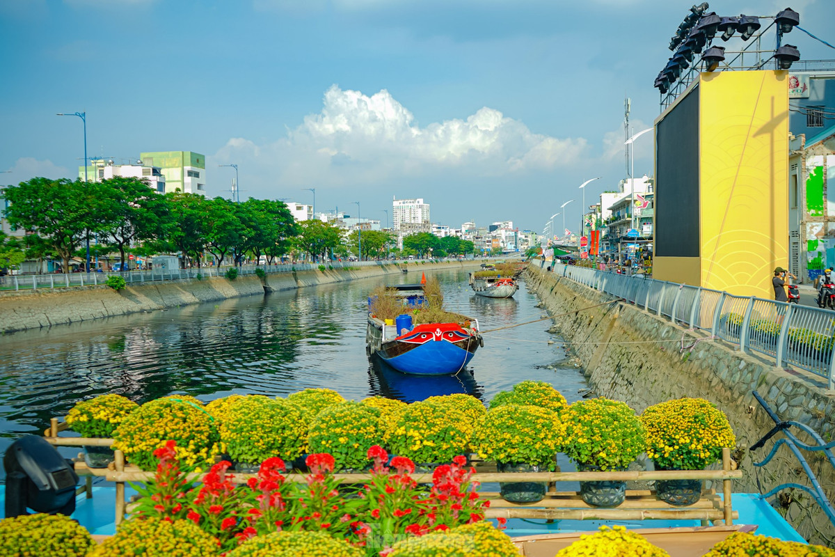 Cho hoa “Tren ben duoi thuyen” bat dau hoat dong phuc vu Tet-Hinh-2
