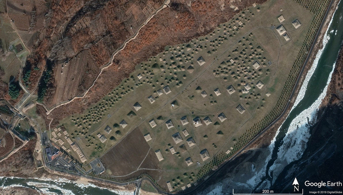 Đây là một quần thể gồm khoảng 10.000 lăng mộ được xây dựng bằng kỹ thuật xếp đá độc đáo, là nơi yên nghỉ của các bậc vua chúa, nữ hoàng, hoàng gia và giới quý tộc của vương quốc Koguryo. Ảnh: Google Earth.