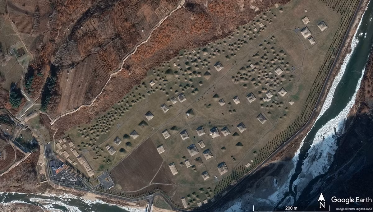 Đây là một quần thể gồm khoảng 10.000 lăng mộ được xây dựng bằng kỹ thuật xếp đá độc đáo, là nơi yên nghỉ của các bậc vua chúa, nữ hoàng, hoàng gia và giới quý tộc của vương quốc Koguryo. Ảnh: Google Earth.