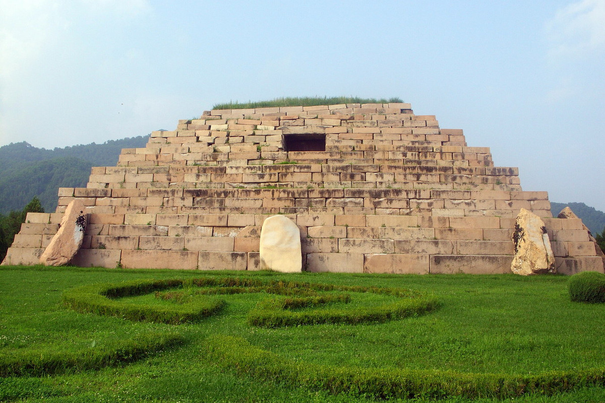 Các ngôi mộ có cấu trúc đa dạng. Những mộ nhỏ được chia thành một hoặc hai buồng, trong khi mộ lớn được xây dựng thành nhiều phòng bằng, quy mô như một khu dinh thự ngầm trong lòng đất. Ảnh: Wikipedia.