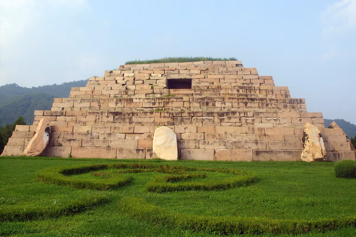 Các ngôi mộ có cấu trúc đa dạng. Những mộ nhỏ được chia thành một hoặc hai buồng, trong khi mộ lớn được xây dựng thành nhiều phòng bằng, quy mô như một khu dinh thự ngầm trong lòng đất. Ảnh: Wikipedia.