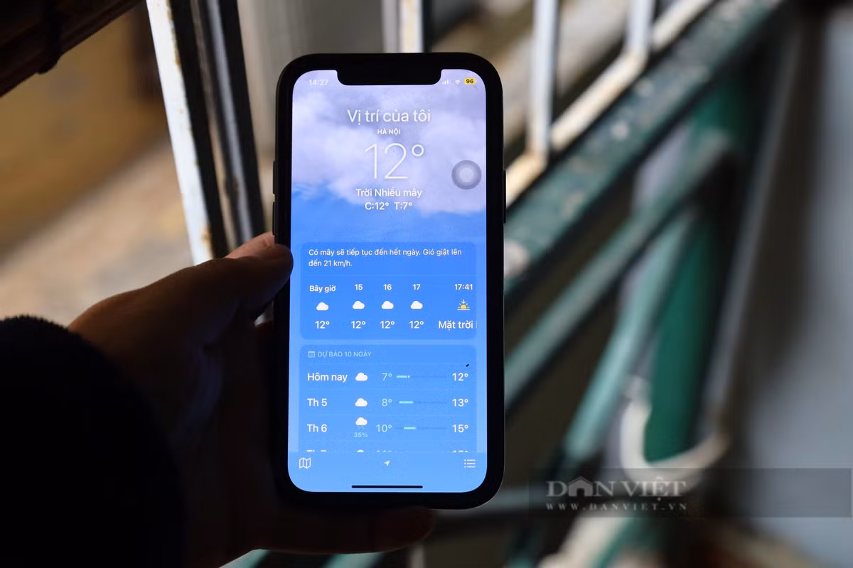 Nhiệt độ vào lúc đầu giờ chiều cũng chỉ nhích lên được 12 độ (theo hiển thị trên ứng dụng điện thoại) và duy trì đến hết chiều. Theo dự báo, đợt không khí lạnh có thể kéo dài đến đầu tuần sau.