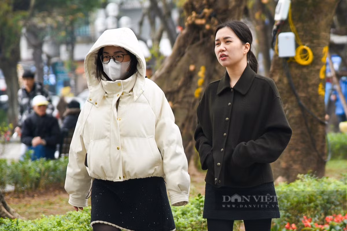 Rét buốt bao trùm, kèm theo gió khiến cảm giác giá buốt càng thêm rõ rệt. Người dân phải tìm đủ mọi cách để đối phó với thời tiết khắc nghiệt.