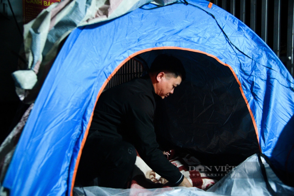 Đêm xuống, trên đường Lạc Long Quân (Tây Hồ), anh Nguyễn Khắc Dự phải dựng lều bạt với nhiều lớp để tránh rét và trông quất cảnh