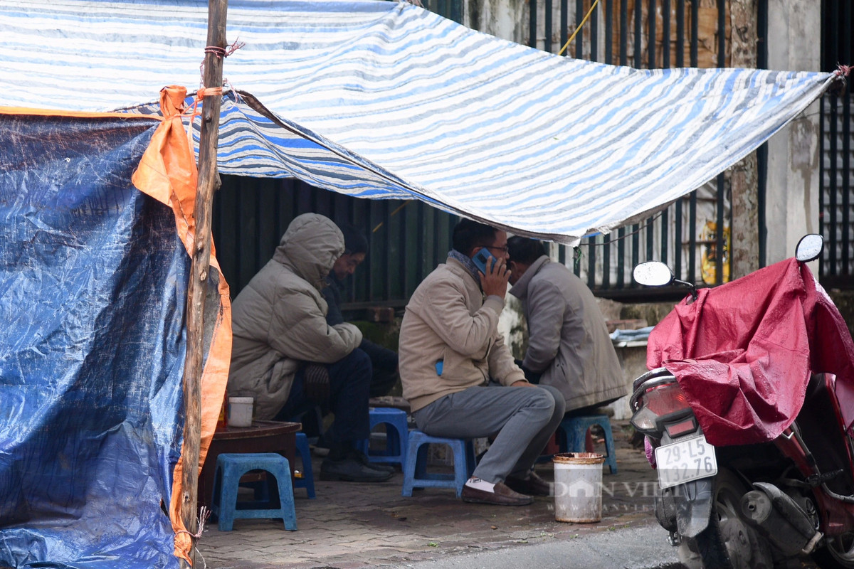 Các quán trà đá che bạt phủ kín để chống gió.